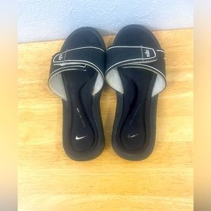 Nike adjustable strap slides, women’s size 8